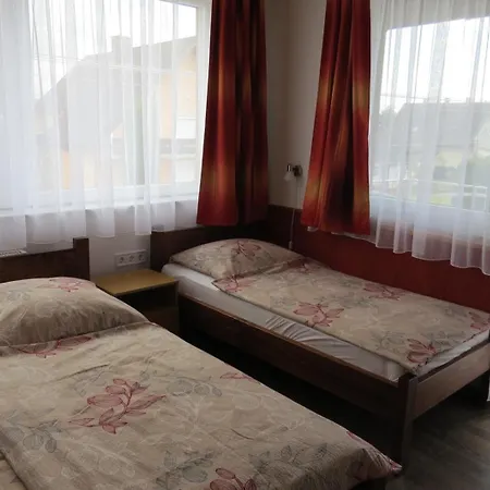 11 Feroehelyes בלטונללה